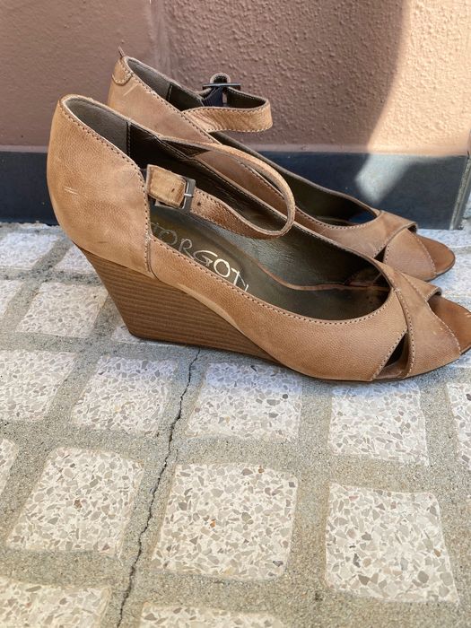 Sandálias  muito pouco usadas