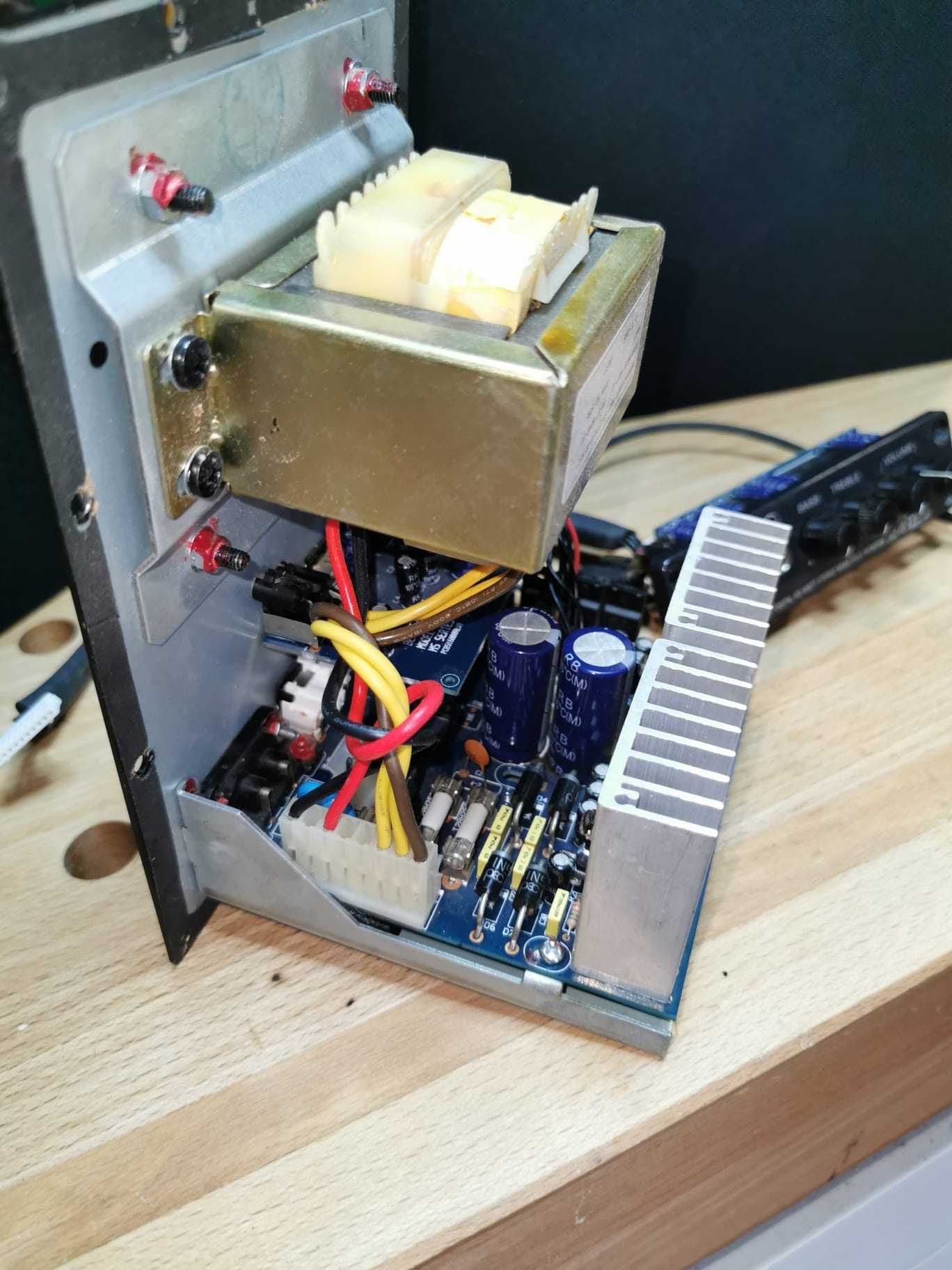 Wzmacniacz monitorów studyjnych Behringer ms40