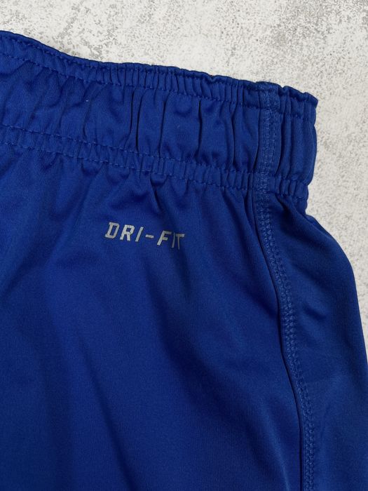 Яскраво-сині спортивні шорти Nike Dri-FIT
