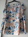 Blusa fluída branca com padrão de flores