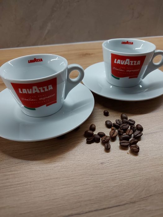Dwa kubki z podstawkami filżanki do kawy LAVAZZA