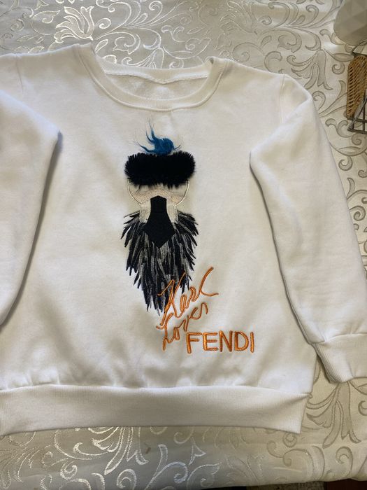 Свитшот женский.Fendi оригинал.Идеальное состояние.