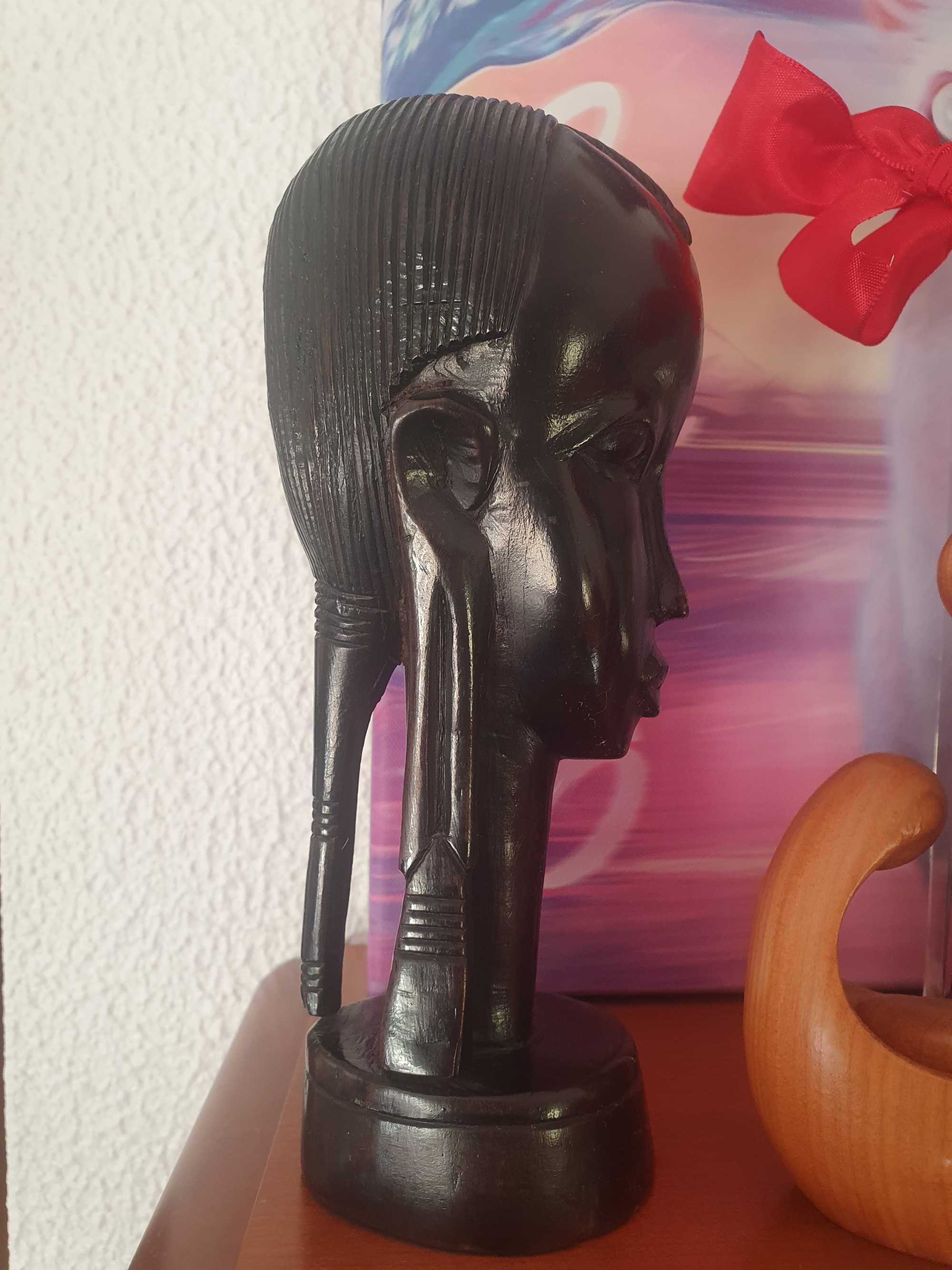 Busto em pau preto