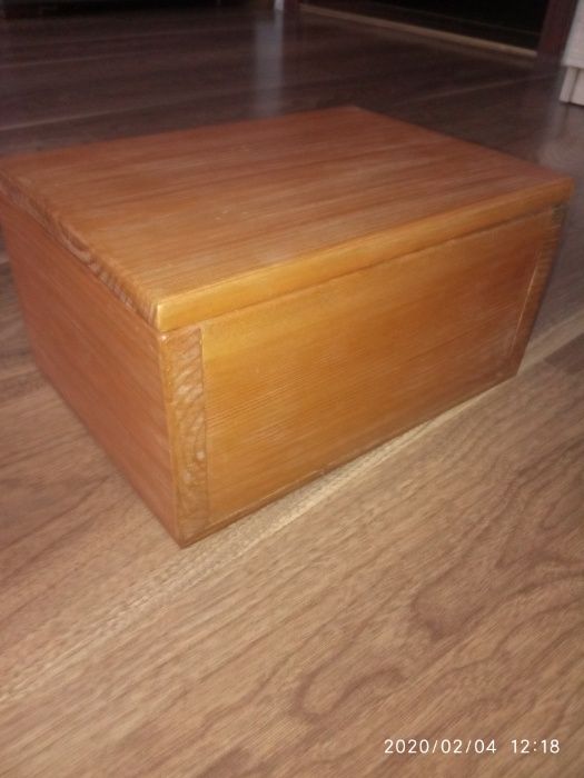 Skrzynka solidna na różne dokumenty, wspomnienia itd. z drzewa