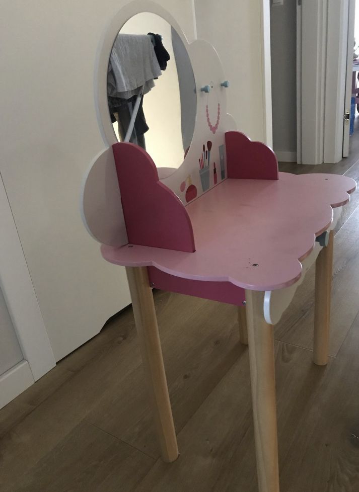 Sprzedam drewnianą toaletkę dla dziecka z szufladą