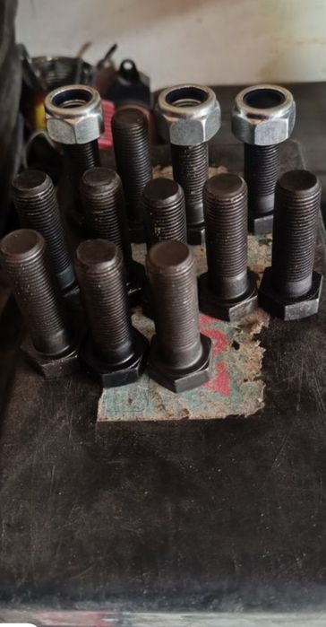 Болт з гайкою м 16 дрібна різьба