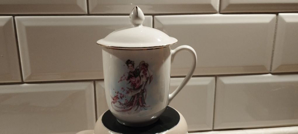 Kubek z przykrywką np. do parzenia herbaty, chińska porcelana z PRL-u