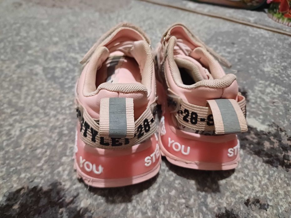 Дитячі кросівки для дівчинки