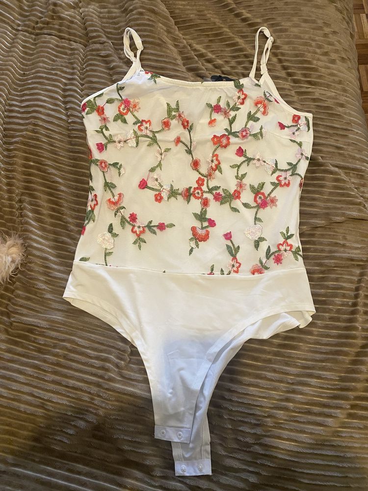 Body branco com flores (NOVO)