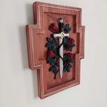 Płaskorzeźba w drewnie miecz, róże - ręcznie malowana Handmade unikat