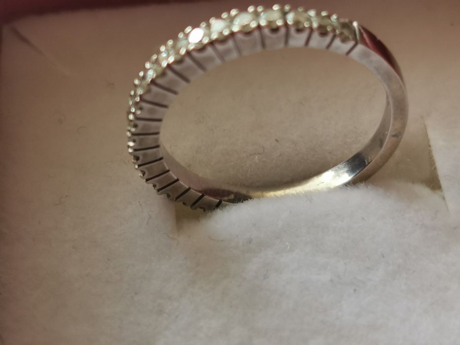 Złoty pierścionek z bialego zlota wysadzany brylantami