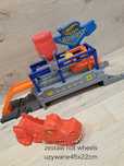 Zestaw myjnia hot wheels i dinozaur