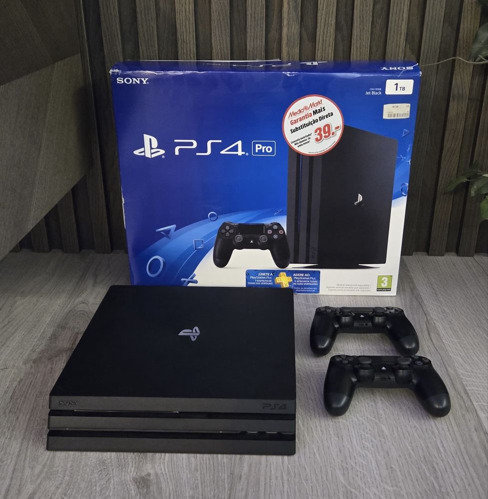 PS4 Pro 1Tb + 2 comandos + jogos