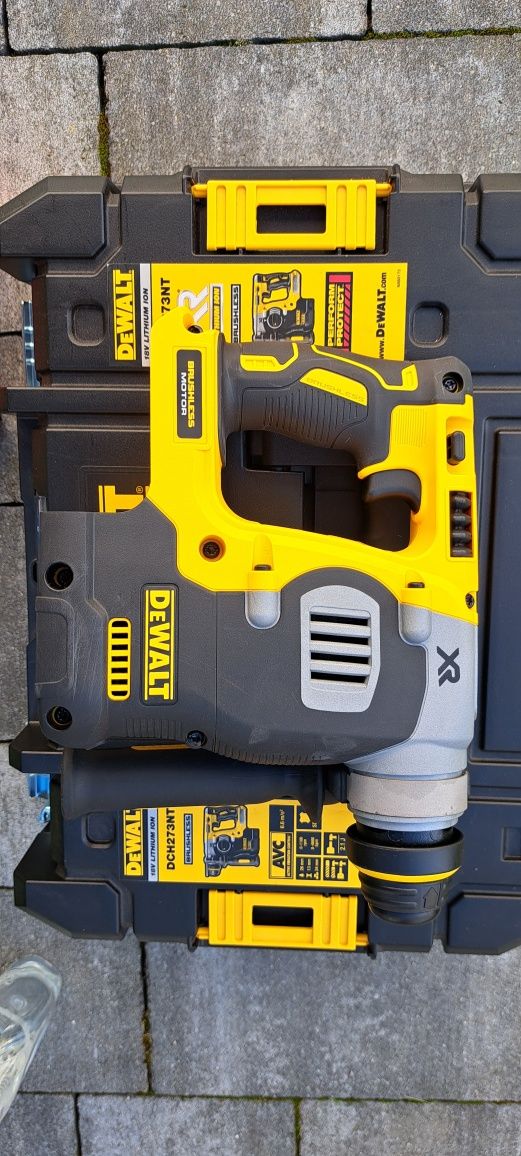 Mlotowiertarka dewalt DCH273