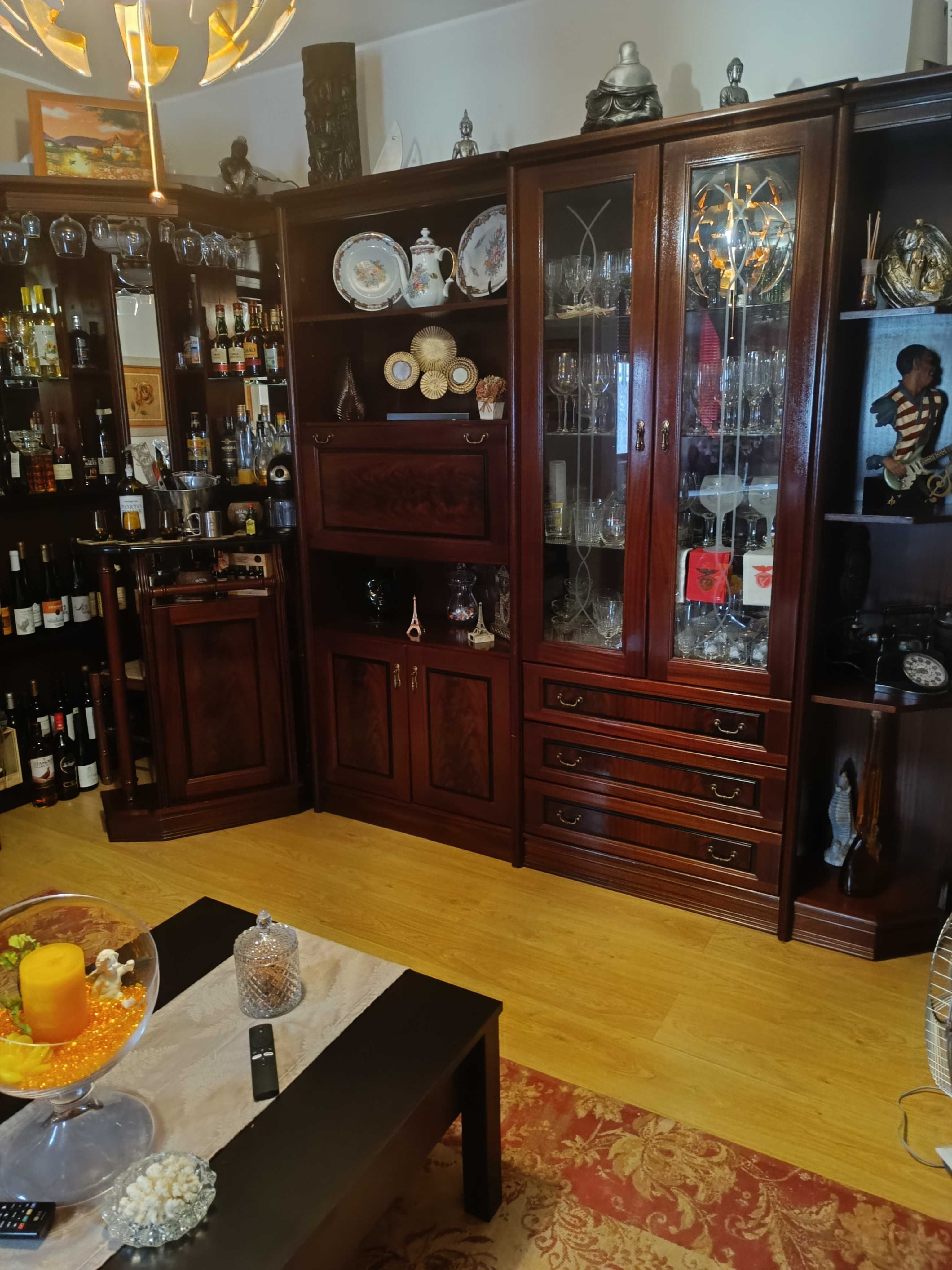 Móvel bar e mesa com cadeiras