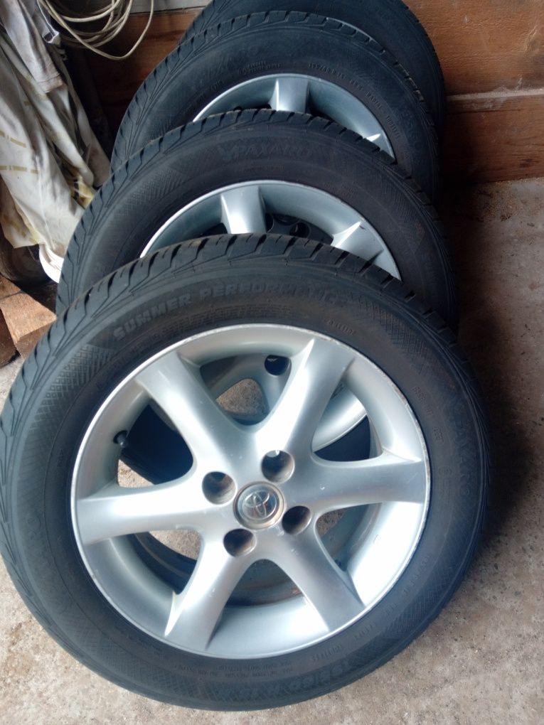 Felgi toyota z letnimi oponami 195/60 R15