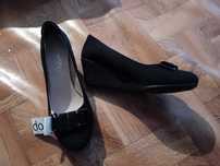 Sapatos pretos novos