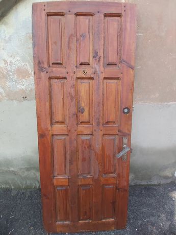 Двери входные деревянные
