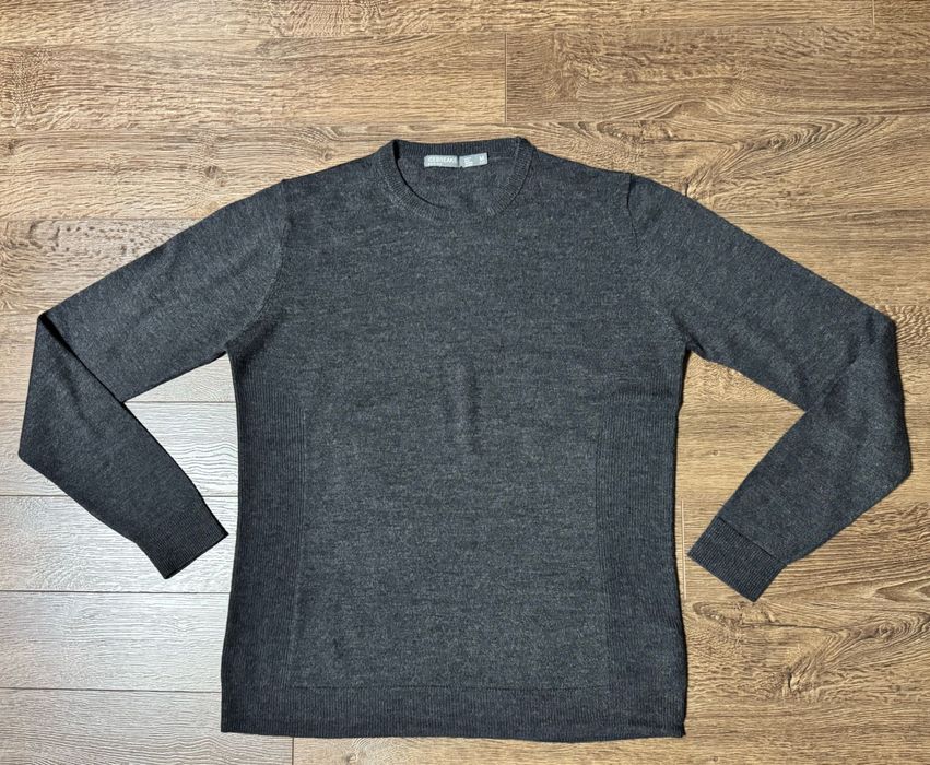 Тонкий шерстяной свитер Icebreaker.