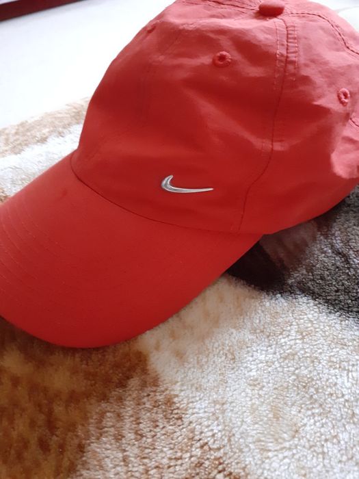 Czapka z daszkiem firmy NIKE obwód 55 cm logo Nike blacha-super stan