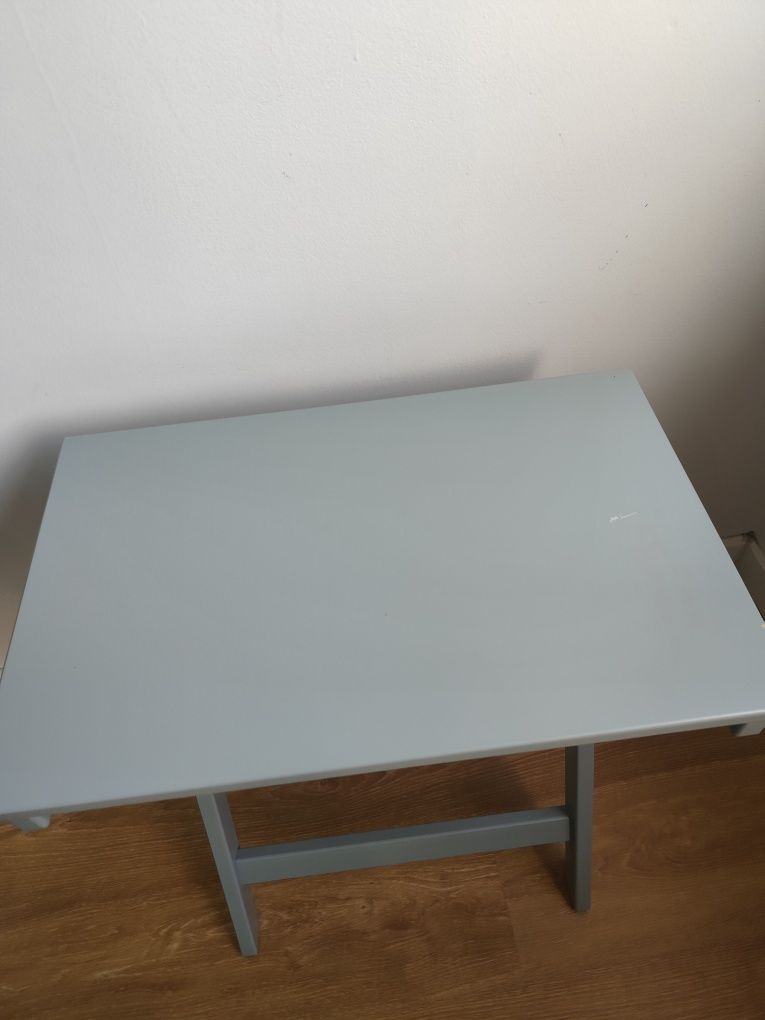 Mesa apoio / cabeceira com tabuleiro azul clara Maryd