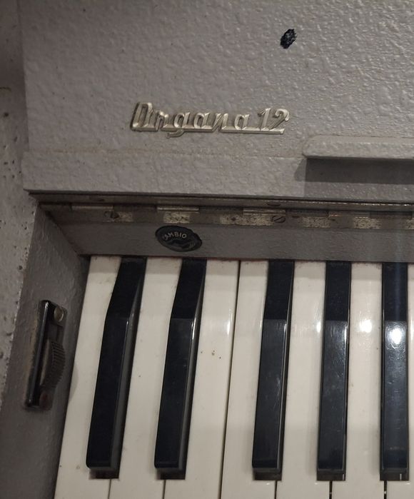 Órgão antigo portátil em caixa de madeira