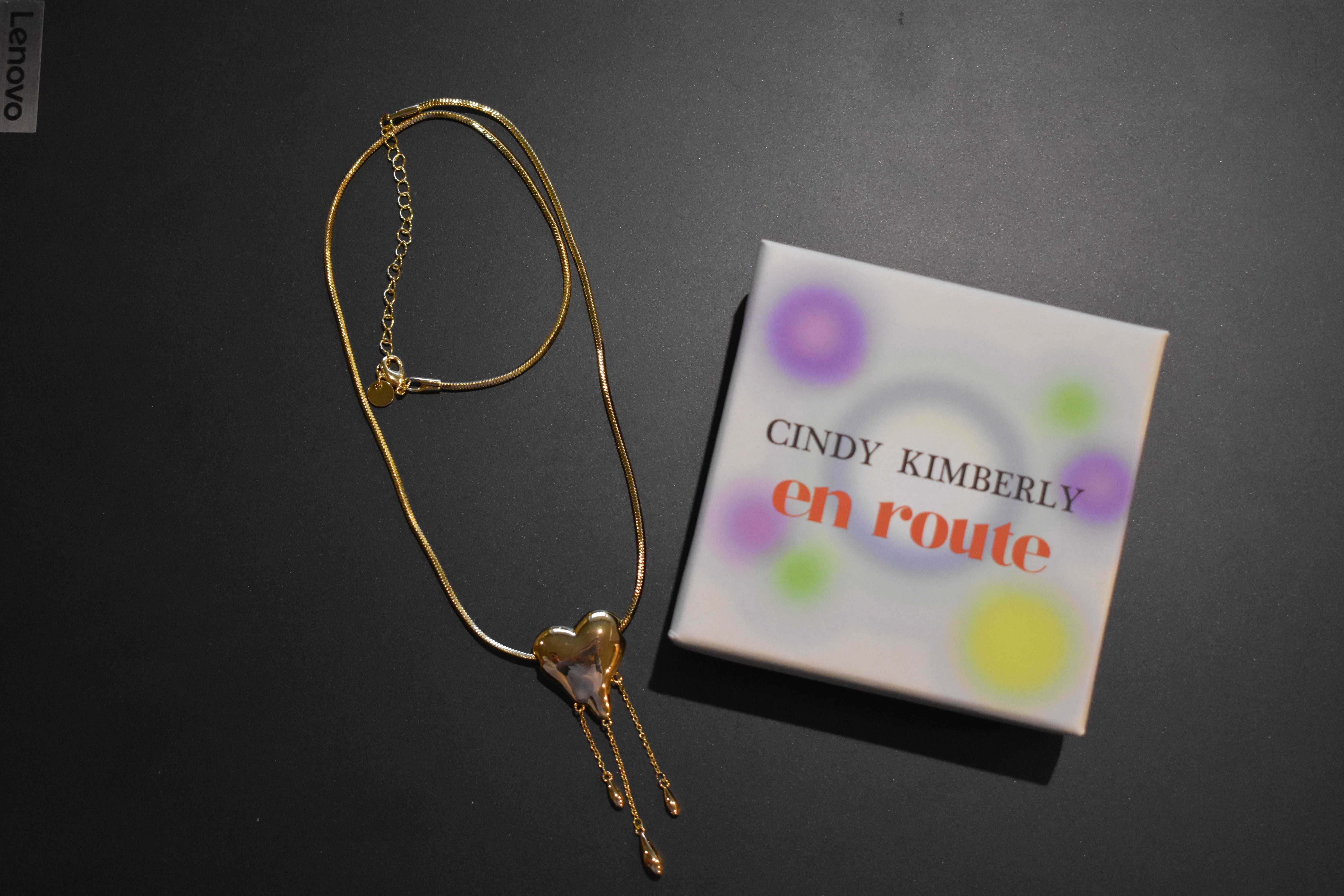 Złoty naszyjnik z wisiorkiem w kształcie serca en route Cindy Kimberly