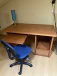 Secretaria ecadeira com oferta de candeeiro