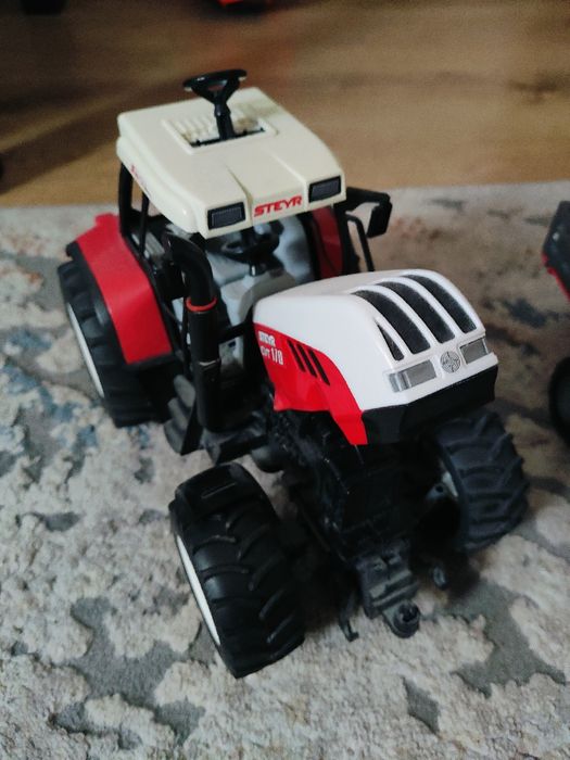 Duży traktor steyr z przyczepą