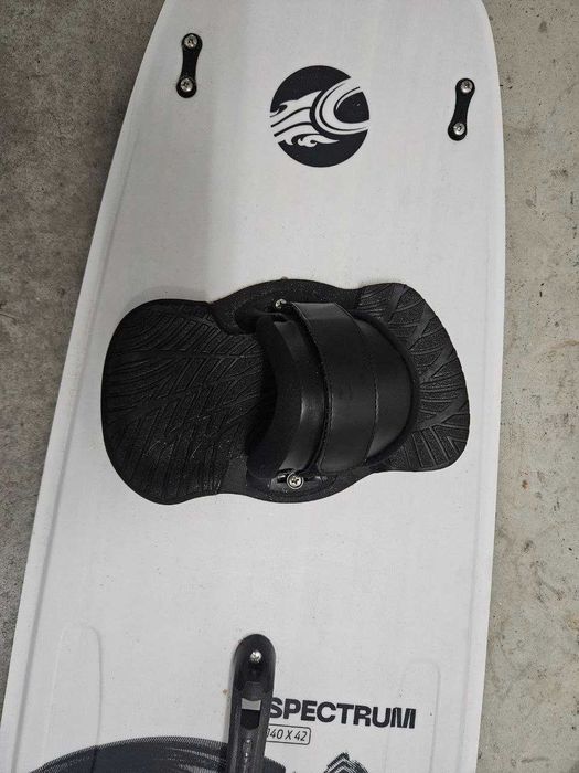 2024 Cabrinha Spectrum Twintip 140, 42 with pads