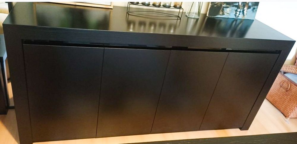 Aparador preto sem imperfeições