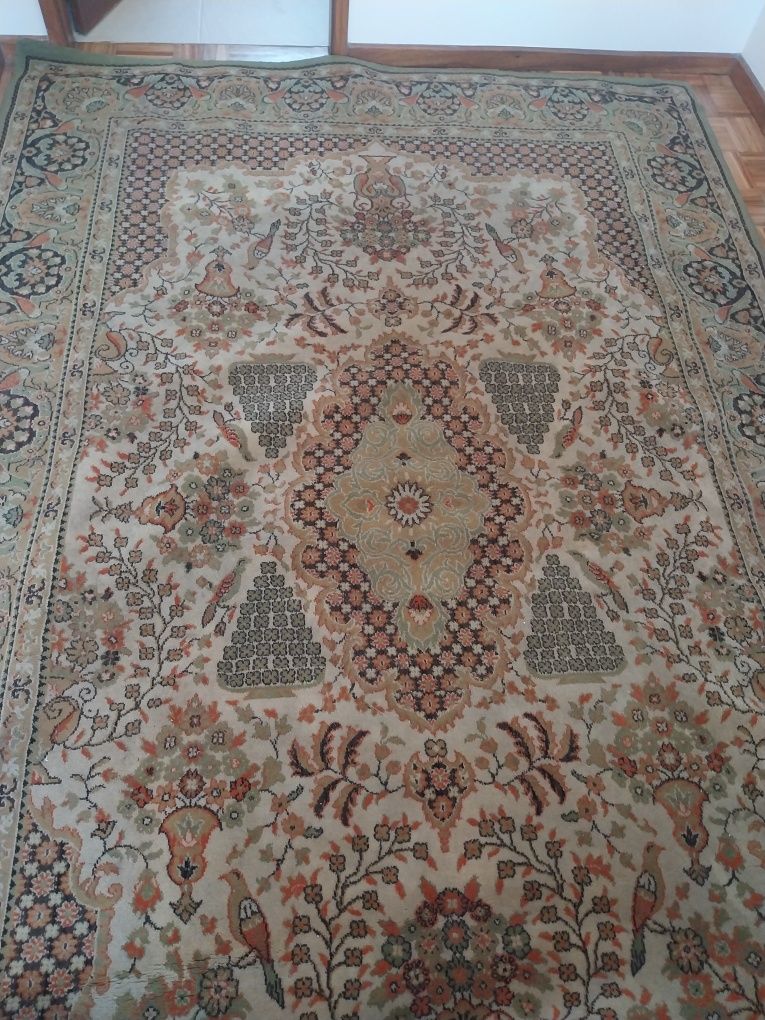 Carpetes para sala de jantar e sala de estar.