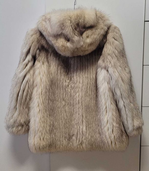 Efektowne futro z lisa polarnego z kapturem