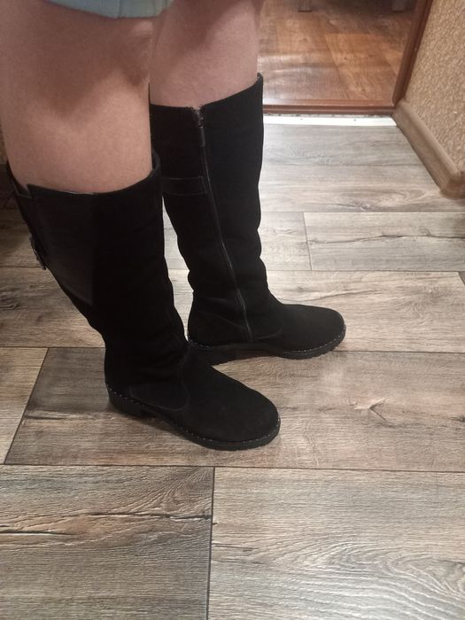 Продам замшеві чоботи