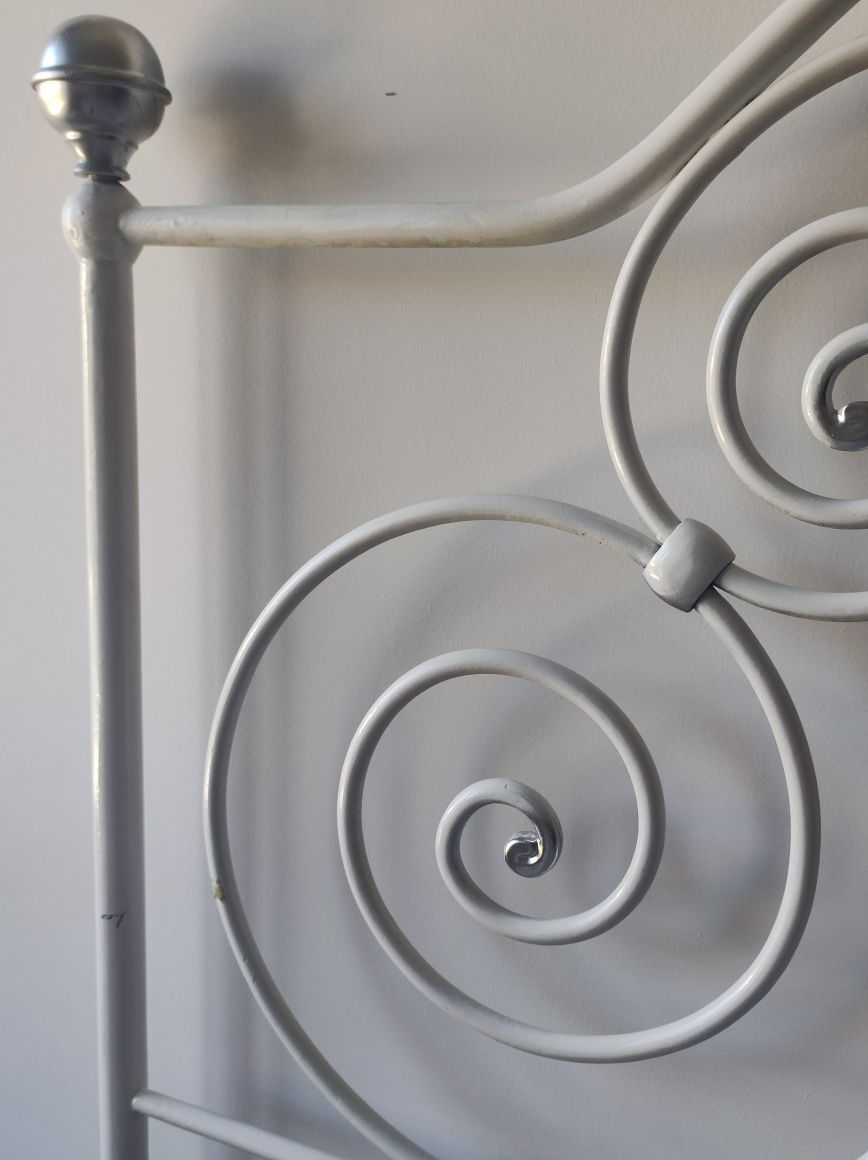 Cama de solteiro Vintage em ferro branco