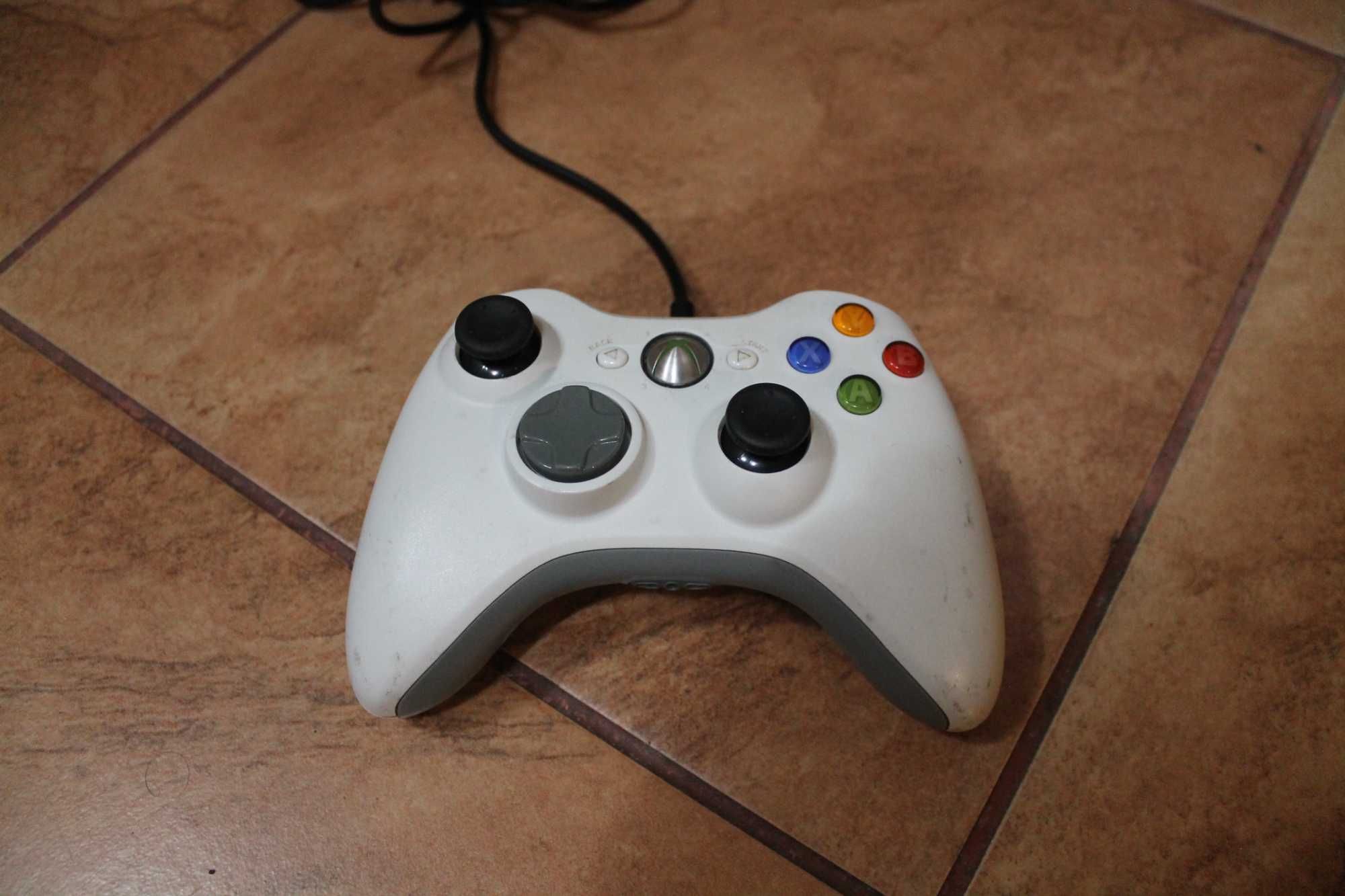 Pad przewodowy biały do konsoli Microsoft Xbox 360