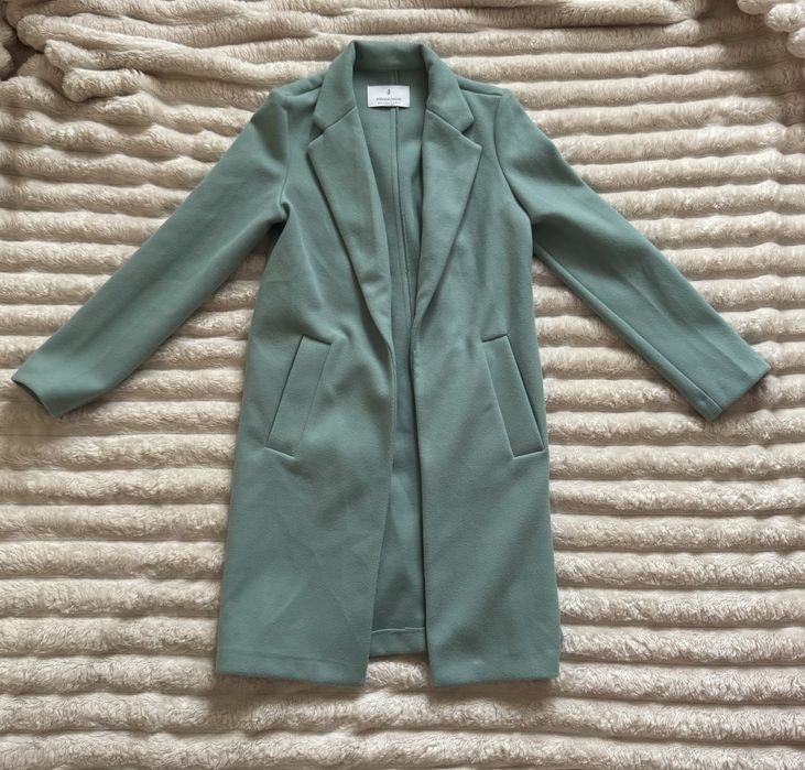 Продам пальто нове гарне Stradivarius