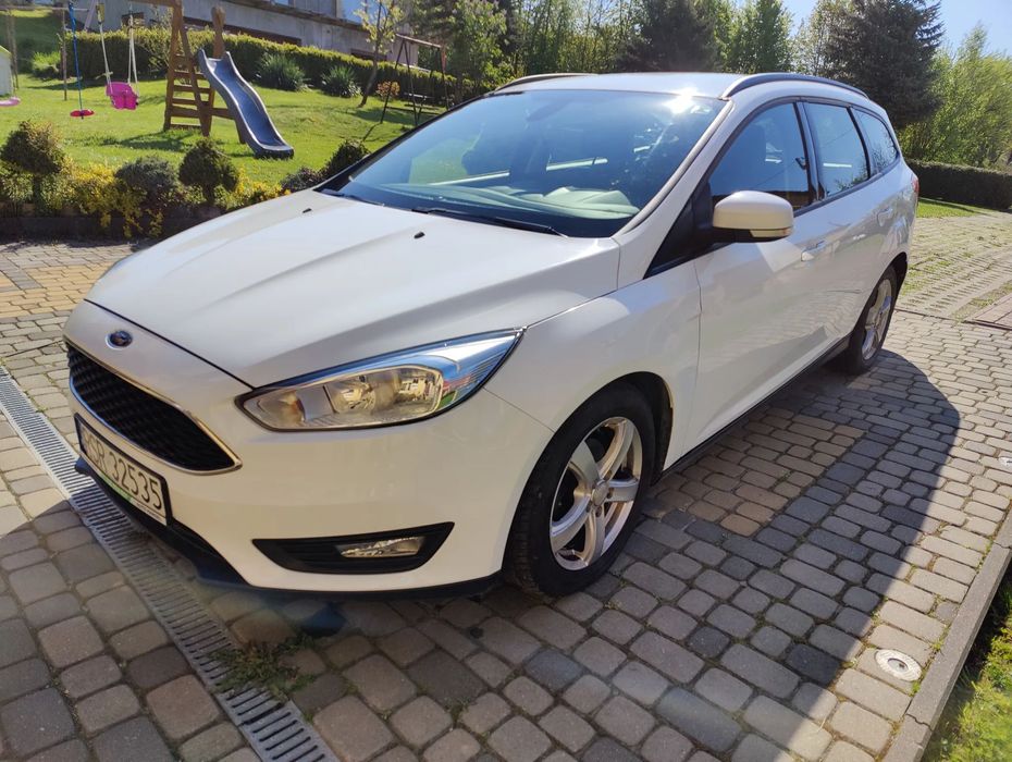 Ford Focus Bezproblemowy, oszczędny i pojemny biały Ford Focus 1.5 2016