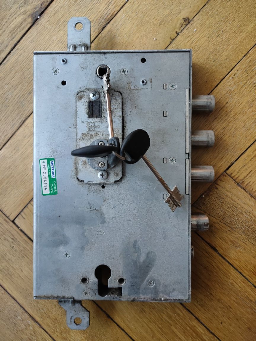 Zamek do drzwi MOTTURA 89NR487GRD56 centralny-rozporowy