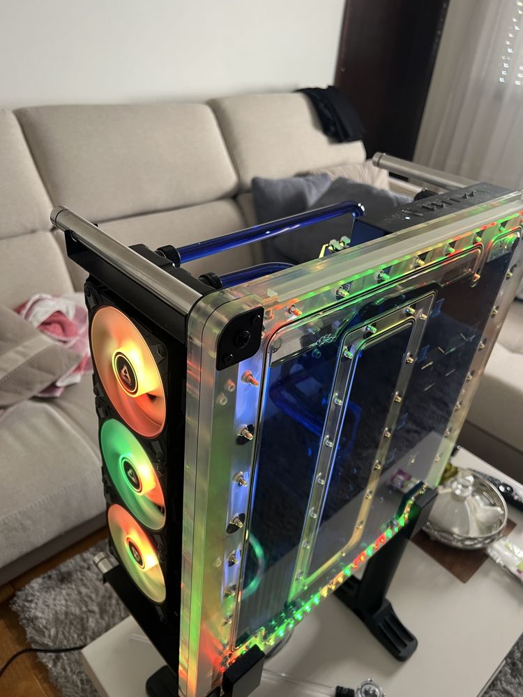 Pc gamer de top i9 13900 com caixa DistroCase 350P Mid Tower Chassis