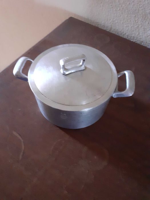 Panelas de ferro fundido e tabuleiro em inox- 14, 24 e 26