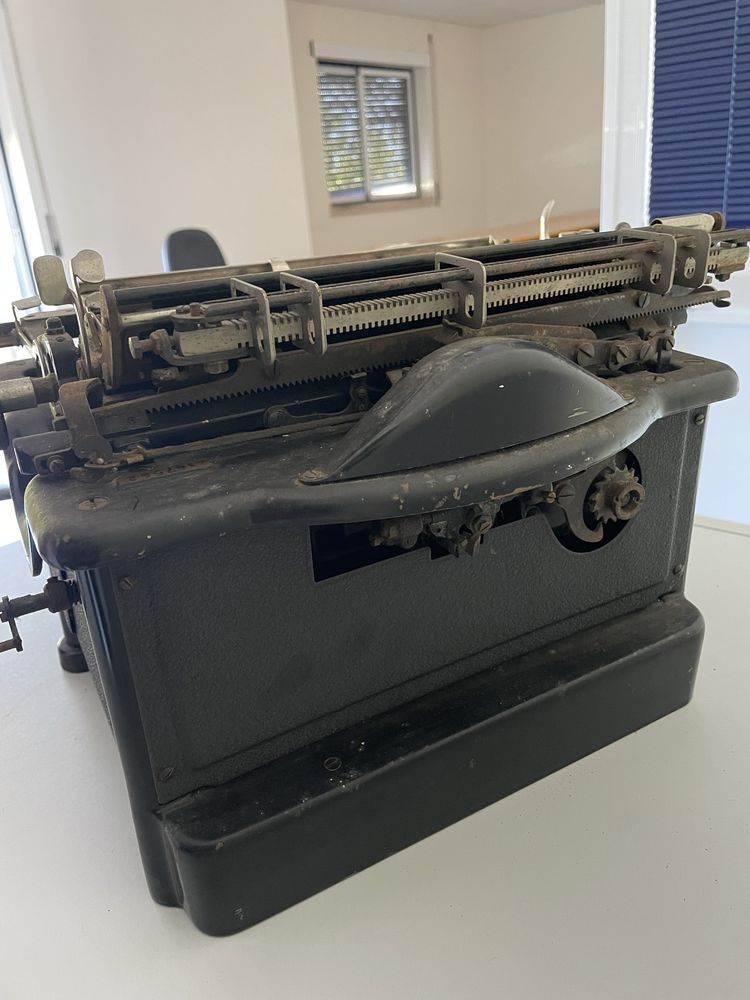 Maquina de escrever Remington, com todos  os mecanismos a funcionar