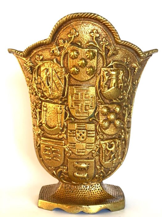 Jarra em Bronze com motivos alusivos mas descobrimentos portugueses