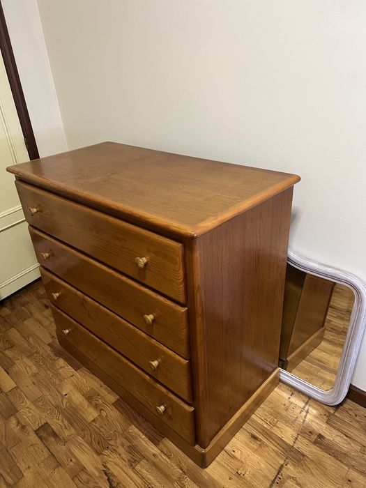 Comoda madeira 4 gavetas em bom estado