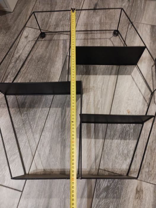 Dwa ekspozytory na zabawki lub inne