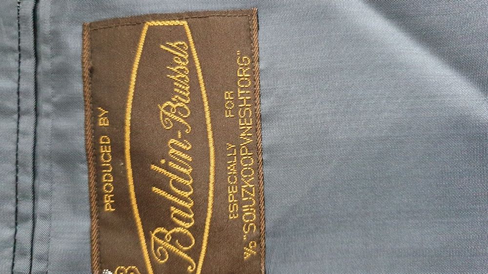 Отдам даром мужской костюм