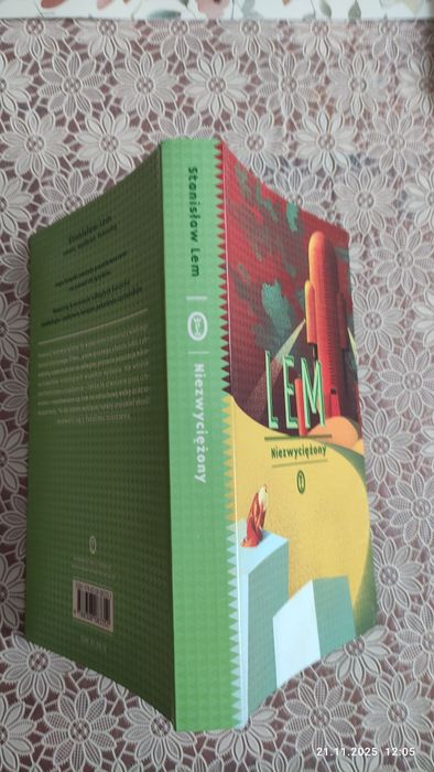 Niezwyciężony, Stanisław Lem