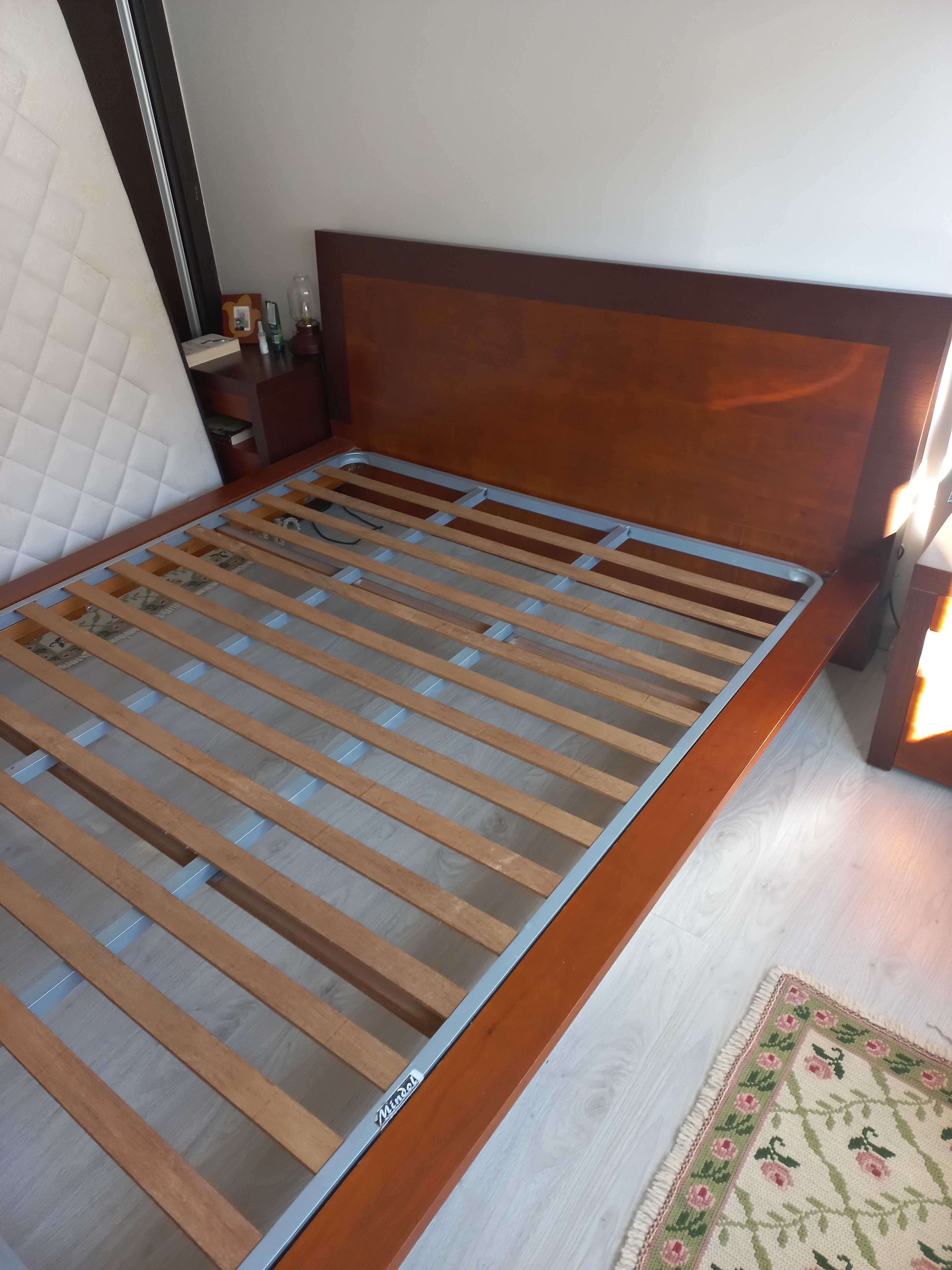 Cama de cerejeira com estrado
