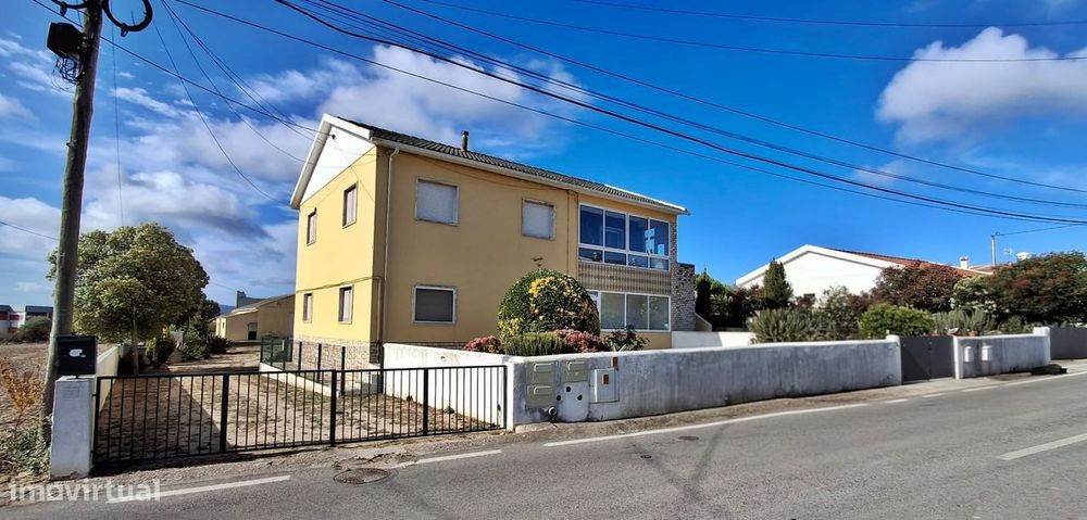 Magnífica propriedade constituída por moradia bi-familiar e armazém.