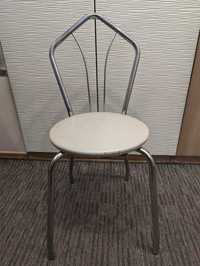 krzesło metalowe z miękkim skórzanym siedziskiem